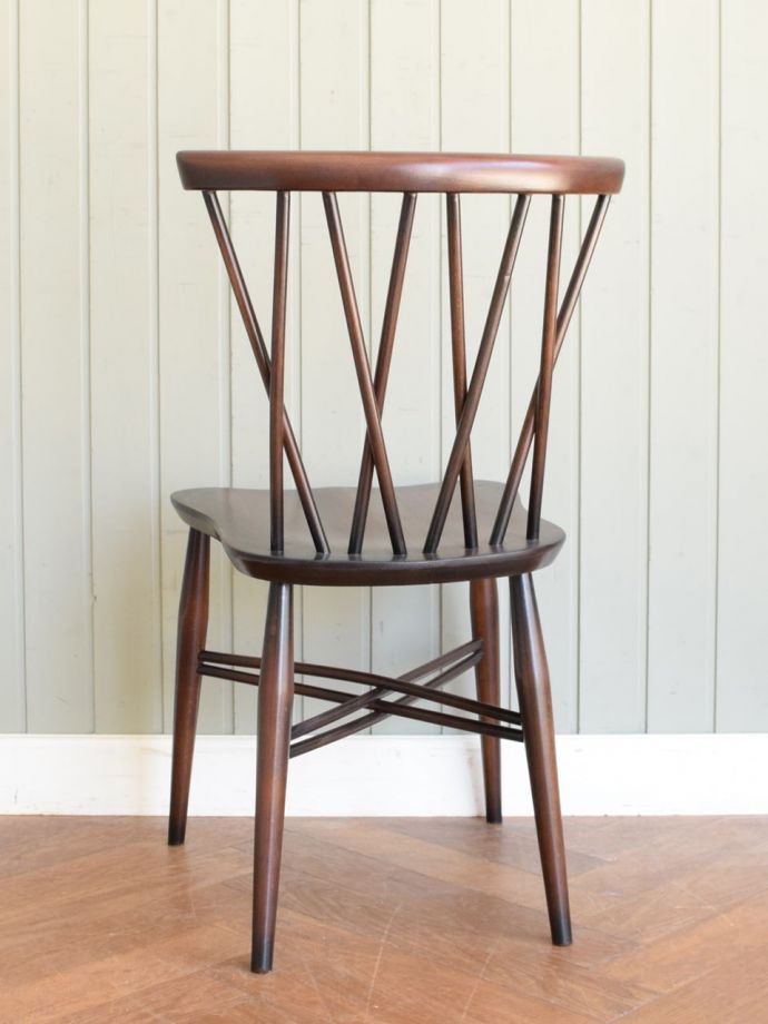 アーコールチェアの後ろ姿