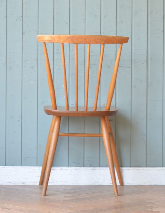 アーコールチェアの後ろ姿