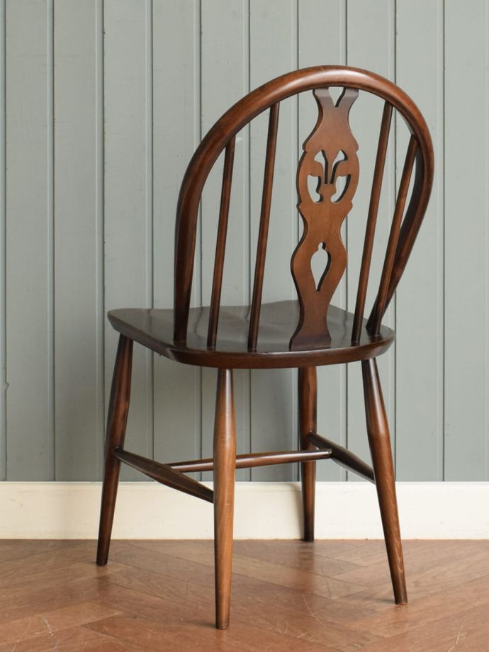 アーコールチェアの後ろ姿