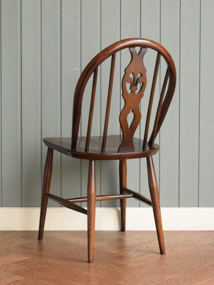 アーコールチェアの後ろ姿