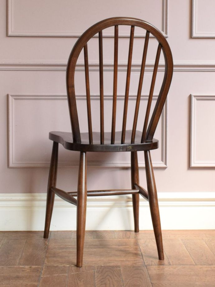 アーコールチェアの後ろ姿