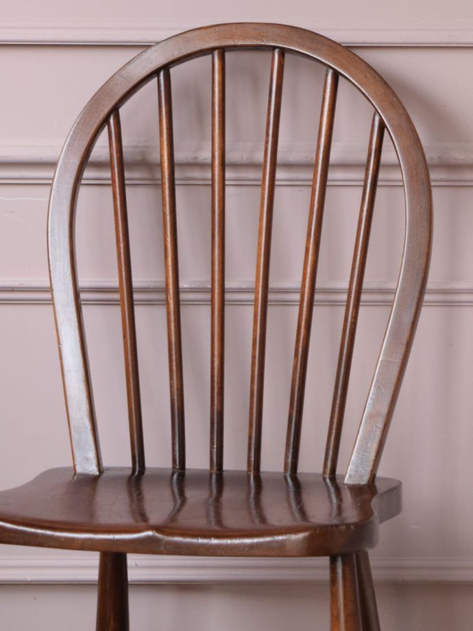 フープバックチェアの背もたれ