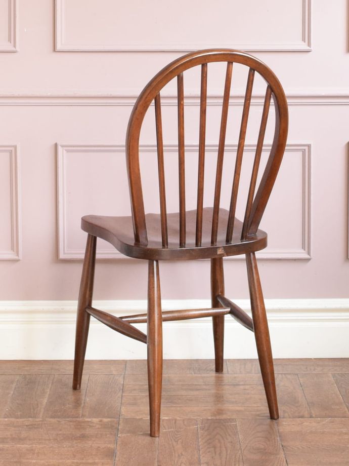 アーコールチェアの後ろ姿