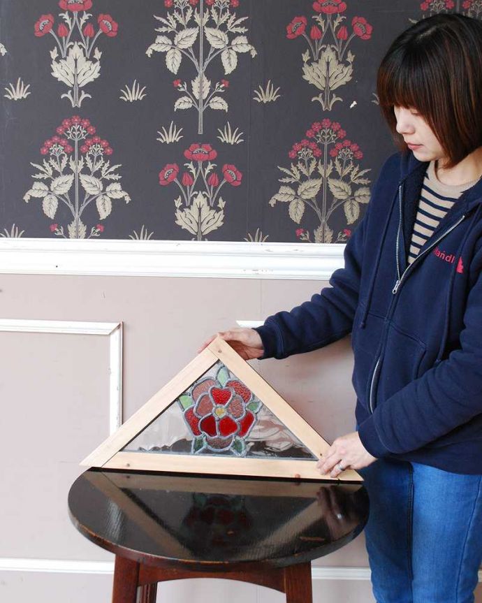 アンティーク ステンドグラス アンティーク雑貨 三角のガラスに赤い花がオシャレなアンティークステンドグラス。ガラスの凹凸の違いで光りの影が変わるのが楽しい!1日を通してお楽しみください。(g-1076)