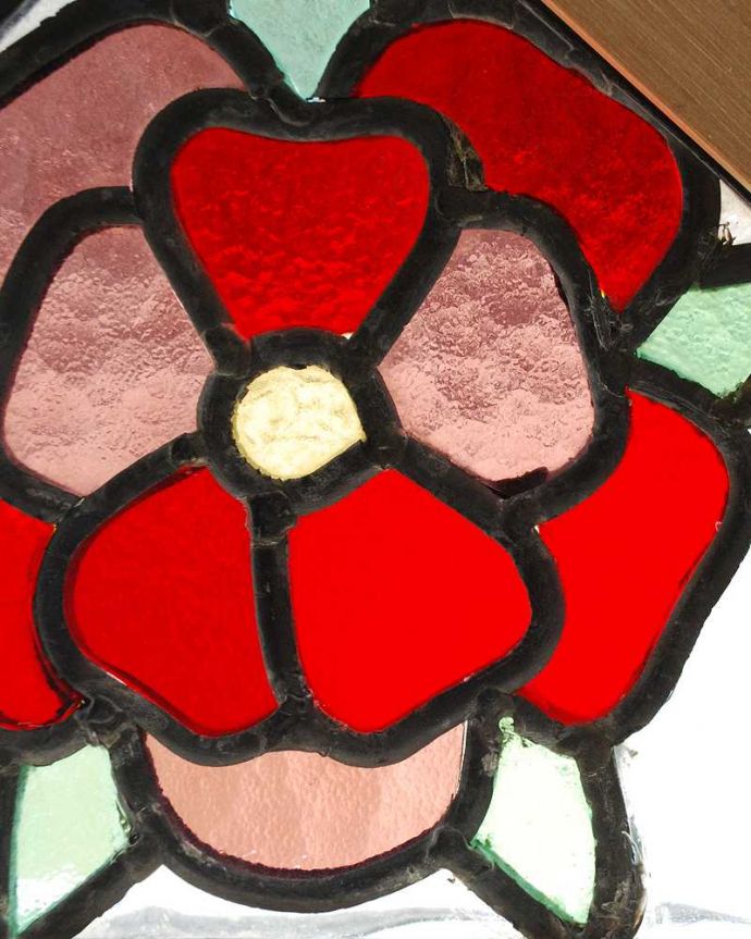 アンティーク ステンドグラス アンティーク雑貨 三角のガラスに赤い花がオシャレなアンティークステンドグラス。ぬくもりのあるアンティークのガラスから光が差仕込むと、お部屋がやさしい空気に包まれてとても素敵です。(g-1076)