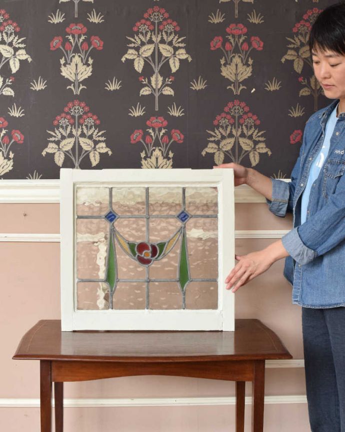 アンティーク ステンドグラス　アンティーク雑貨　赤いお花にグリーンのリボンが掛けられた素敵なアンティークステンドグラス。アンティークでしか手に入らない美しいガラスやっぱりステンドグラスはアンティーク雑貨の定番。(g-1113)