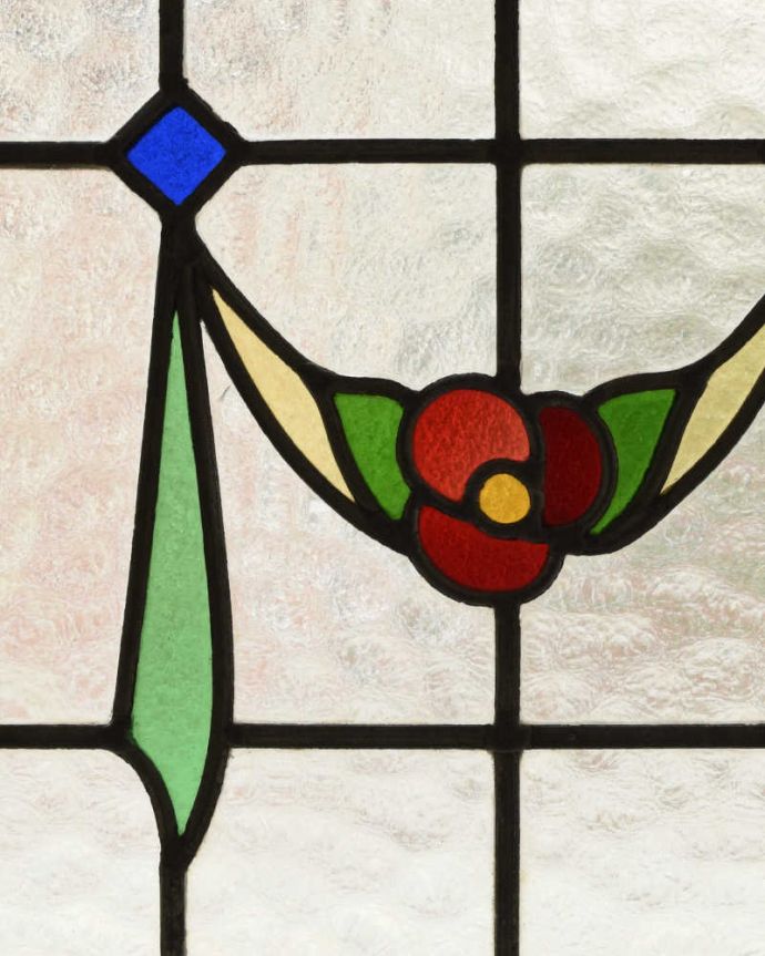 アンティーク ステンドグラス　アンティーク雑貨　赤いお花にグリーンのリボンが掛けられた素敵なアンティークステンドグラス。太陽の光を通してキラキラ輝くガラスやっぱり魅力はアンティークらしい美しい模様。(g-1113)