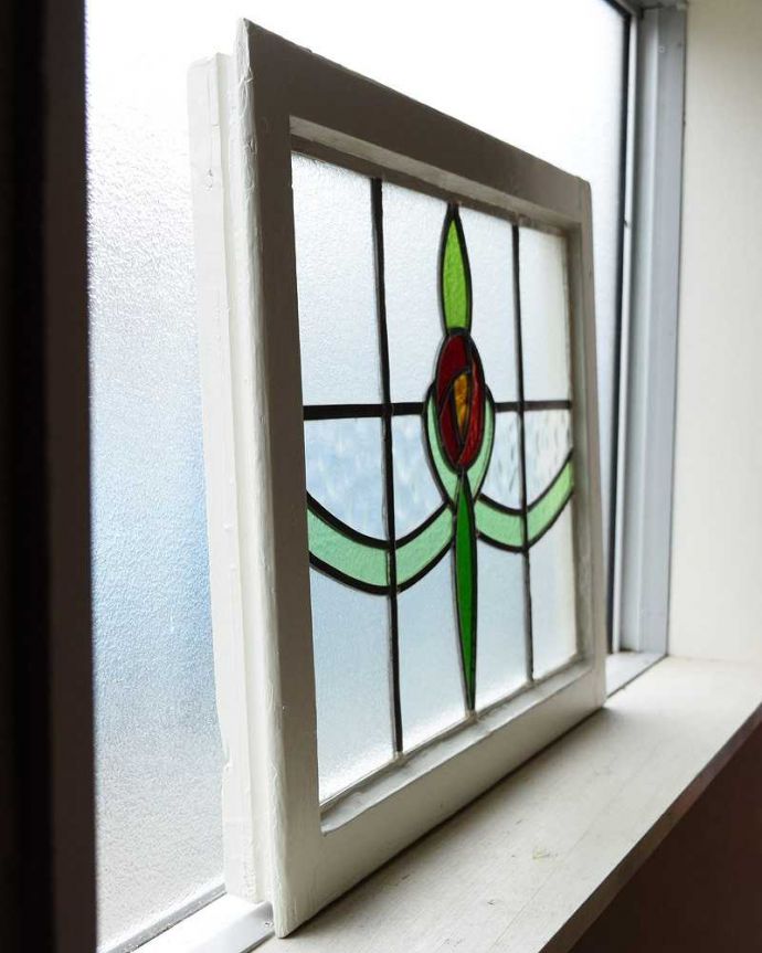 アンティーク ステンドグラス　アンティーク雑貨　スプリンググリーンが爽やかなバラのアンティークステンドグラス。キレイに修復しましたステンドグラスの周りを囲うオリジナルの枠はキレイに修復しました。(g-1115)