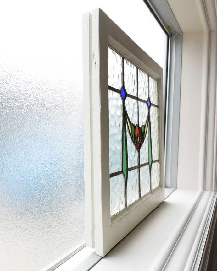 アンティーク ステンドグラス　アンティーク雑貨　神秘的なブルーのダイヤが魅力的な小さなアンティークステンドグラス。キレイに修復しましたステンドグラスの周りを囲うオリジナルの枠はキレイに修復しました。(g-1119)