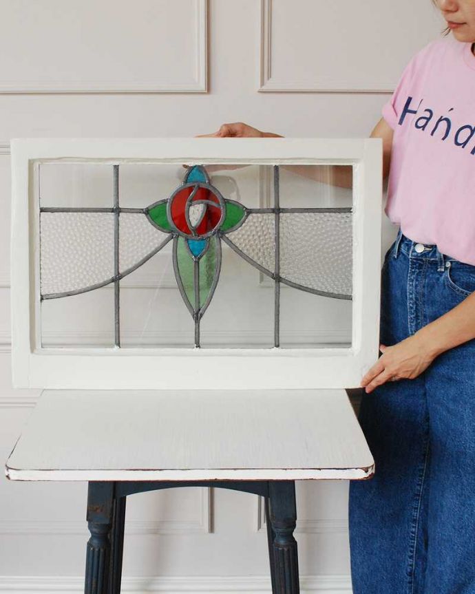 アンティーク ステンドグラス　アンティーク雑貨　丸くて可愛い赤い薔薇×爽やかなブルーガラスのアンティークステンドグラス。アンティークでしか手に入らない美しいガラスやっぱりステンドグラスはアンティーク雑貨の定番。(g-1134)