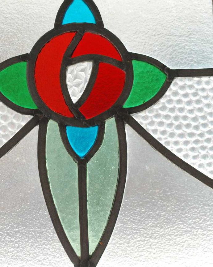 アンティーク ステンドグラス　アンティーク雑貨　丸くて可愛い赤い薔薇×爽やかなブルーガラスのアンティークステンドグラス。太陽の光を通してキラキラ輝くガラスやっぱり魅力はアンティークらしい美しい模様。(g-1134)