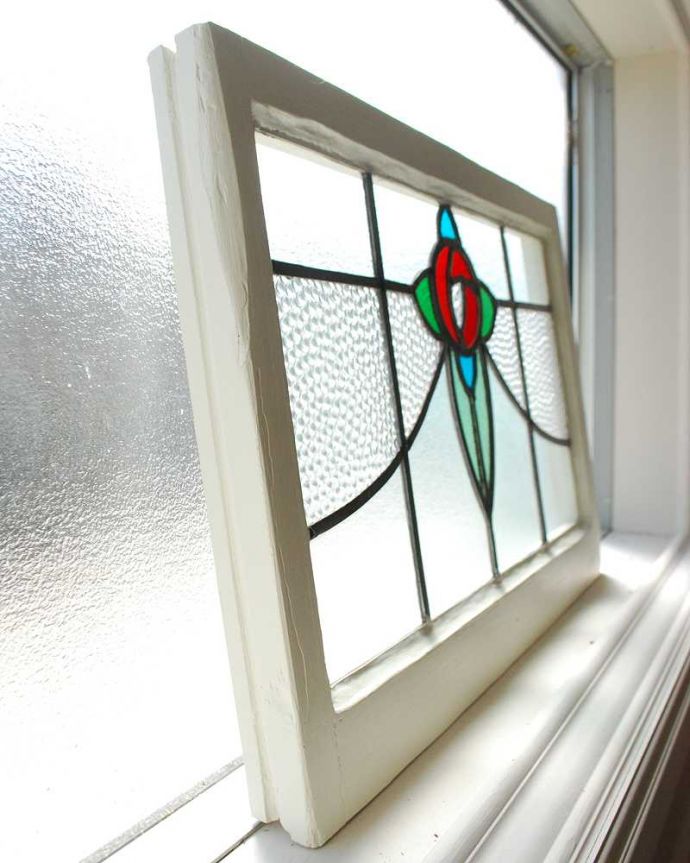 アンティーク ステンドグラス　アンティーク雑貨　丸くて可愛い赤い薔薇×爽やかなブルーガラスのアンティークステンドグラス。キレイに修復しましたステンドグラスの周りを囲うオリジナルの枠はキレイに修復しました。(g-1134)