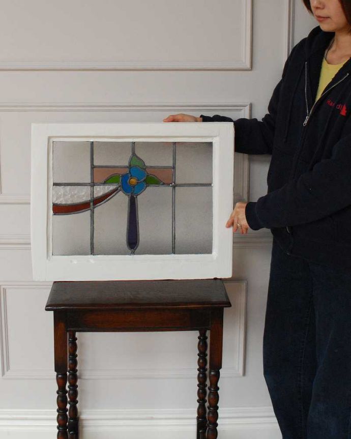 アンティーク ステンドグラス アンティーク雑貨 爽やかな水色のお花のアンティークステンドグラス。アンティークでしか手に入らない美しいガラスやっぱりステンドグラスはアンティーク雑貨の定番。(g-1150)