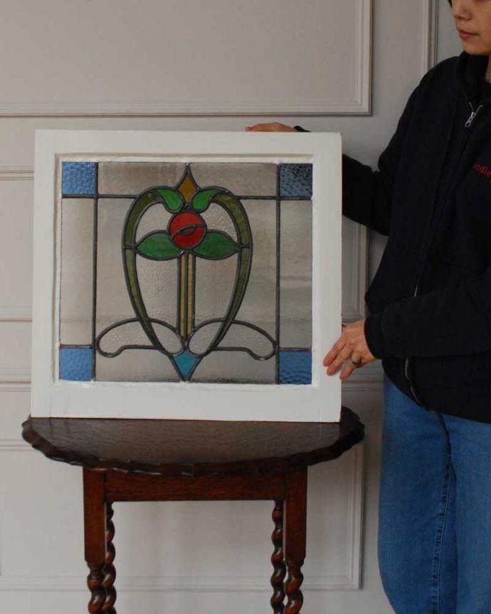 アンティーク ステンドグラス　アンティーク雑貨　爽やかなブルーと赤いバラがアクセント、英国アンティークのステンドグラス。アンティークでしか手に入らない美しいガラスやっぱりステンドグラスはアンティーク雑貨の定番。(g-1151)