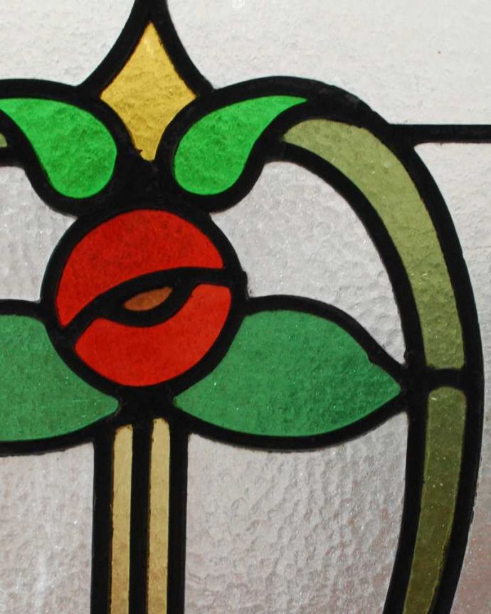 アンティーク ステンドグラス　アンティーク雑貨　爽やかなブルーと赤いバラがアクセント、英国アンティークのステンドグラス。太陽の光を通してキラキラ輝くガラスやっぱり魅力はアンティークらしい美しい模様。(g-1151)