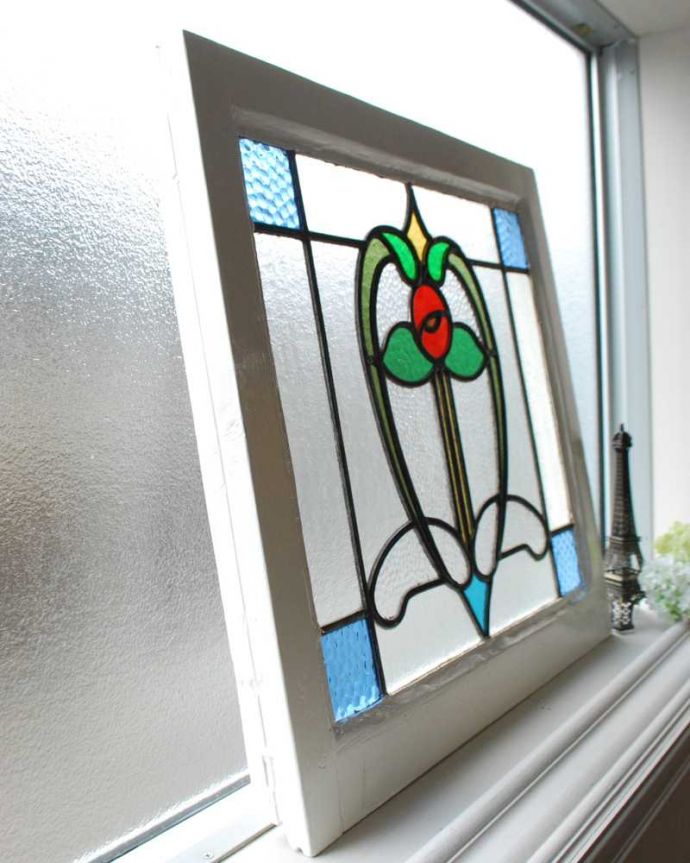 アンティーク ステンドグラス　アンティーク雑貨　爽やかなブルーと赤いバラがアクセント、英国アンティークのステンドグラス。キレイに修復しましたステンドグラスの周りを囲うオリジナルの枠はキレイに修復しました。(g-1151)