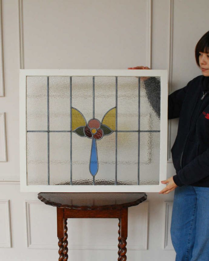 アンティーク ステンドグラス アンティーク雑貨 英国で見つけたお花×ブルーのアンティークステンドグラス。アンティークでしか手に入らない美しいガラスやっぱりステンドグラスはアンティーク雑貨の定番。(g-1153)