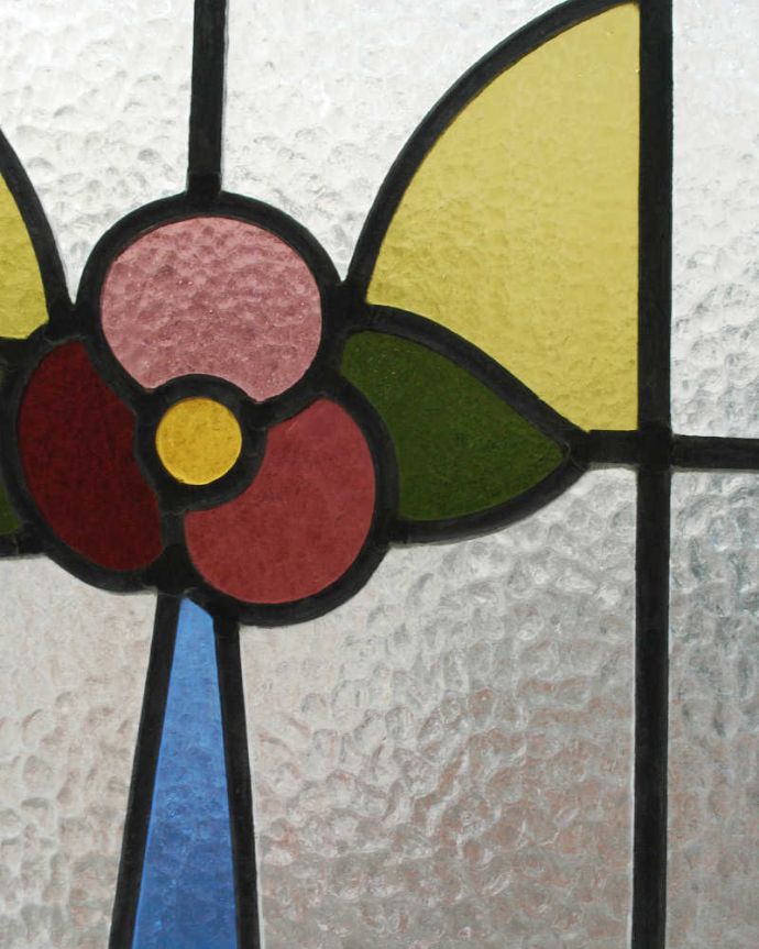 アンティーク ステンドグラス アンティーク雑貨 英国で見つけたお花×ブルーのアンティークステンドグラス。太陽の光を通してキラキラ輝くガラスやっぱり魅力はアンティークらしい美しい模様。(g-1153)