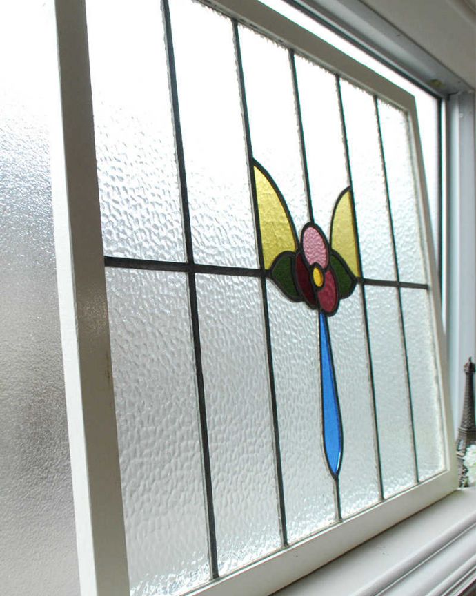 アンティーク ステンドグラス アンティーク雑貨 英国で見つけたお花×ブルーのアンティークステンドグラス。キレイに修復しましたステンドグラスの周りを囲うオリジナルの枠はキレイに修復しました。(g-1153)