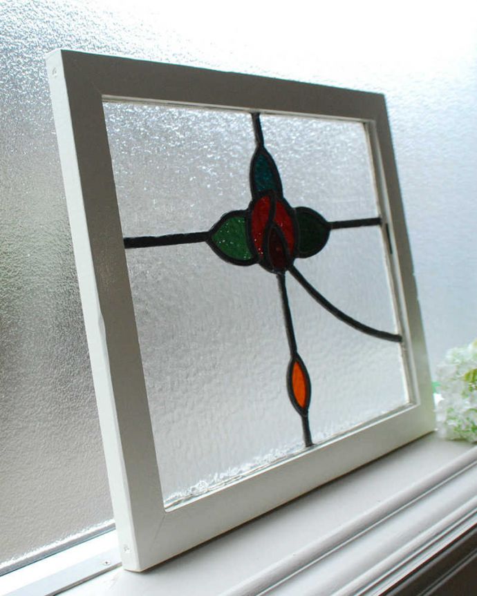 アンティーク ステンドグラス　アンティーク雑貨　真っ赤な薔薇が可愛いイギリスのアンティークステンドグラス 。キレイに修復しましたステンドグラスの周りを囲うオリジナルの枠はキレイに修復しました。(g-1155)