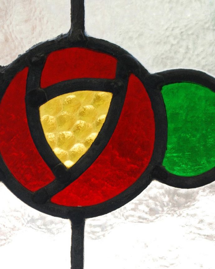 アンティーク ステンドグラス アンティーク雑貨 クリアガラスの中に咲く1輪の薔薇が美しいアンティークステンドグラス。太陽の光を通してキラキラ輝くガラスやっぱり魅力はアンティークらしい美しい模様。(g-1165)