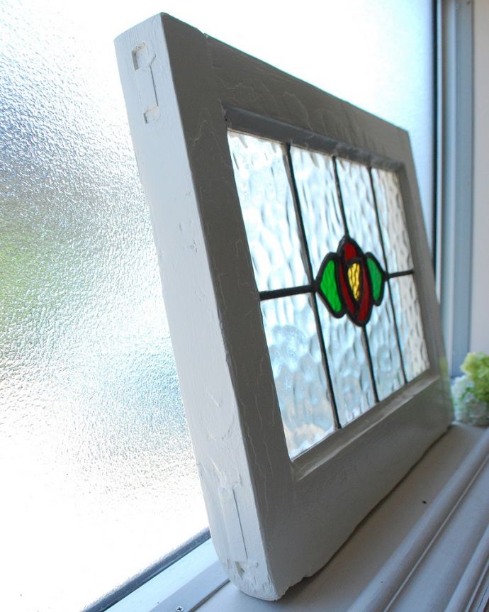 アンティーク ステンドグラス アンティーク雑貨 クリアガラスの中に咲く1輪の薔薇が美しいアンティークステンドグラス。キレイに修復しましたステンドグラスの周りを囲うオリジナルの枠はキレイに修復しました。(g-1165)