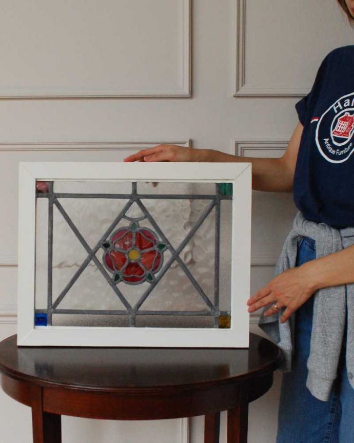 アンティーク雑貨 英国で見つけたチューダーローズの紋章、赤薔薇のアンティークステンドグラス。アンティークでしか手に入らない美しいガラスやっぱりステンドグラスはアンティーク雑貨の定番。(g-1178)