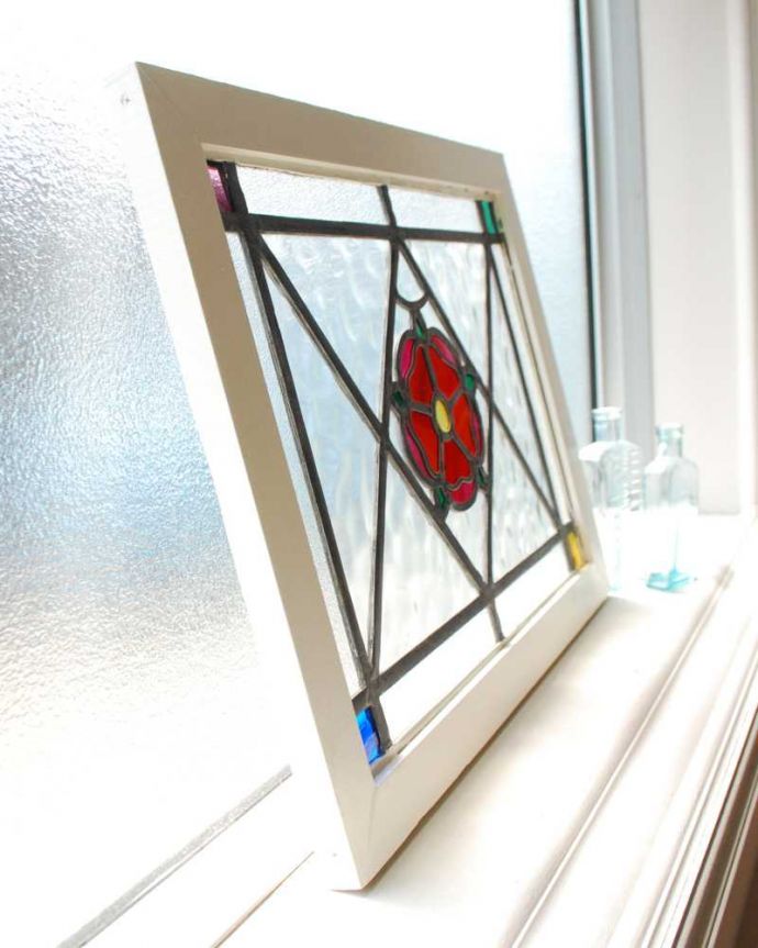 アンティーク雑貨 英国で見つけたチューダーローズの紋章、赤薔薇のアンティークステンドグラス。キレイに修復しましたステンドグラスの周りを囲うオリジナルの枠はキレイに修復しました。(g-1178)