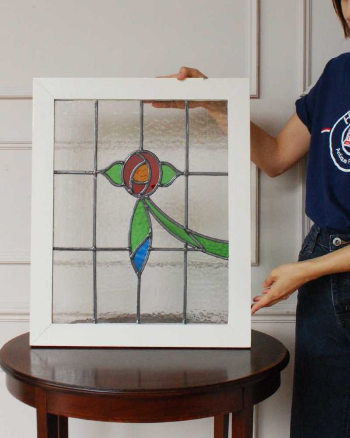 アンティーク雑貨 真っ赤な薔薇にブルーのガラスがアクセント、イギリスのアンティークステンドグラス 。アンティークでしか手に入らない美しいガラスやっぱりステンドグラスはアンティーク雑貨の定番。(g-1183)