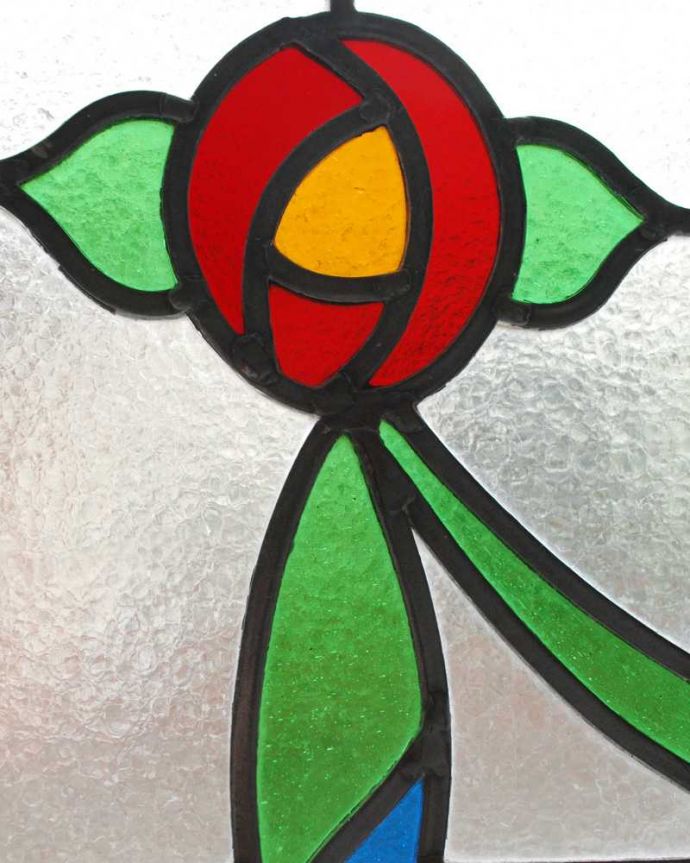 アンティーク雑貨 真っ赤な薔薇にブルーのガラスがアクセント、イギリスのアンティークステンドグラス 。太陽の光を通してキラキラ輝くガラスやっぱり魅力はアンティークらしい美しい模様。(g-1183)