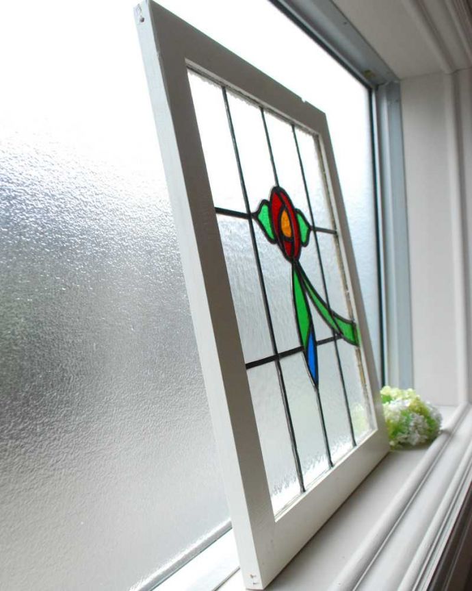 アンティーク雑貨 真っ赤な薔薇にブルーのガラスがアクセント、イギリスのアンティークステンドグラス 。キレイに修復しましたステンドグラスの周りを囲うオリジナルの枠はキレイに修復しました。(g-1183)