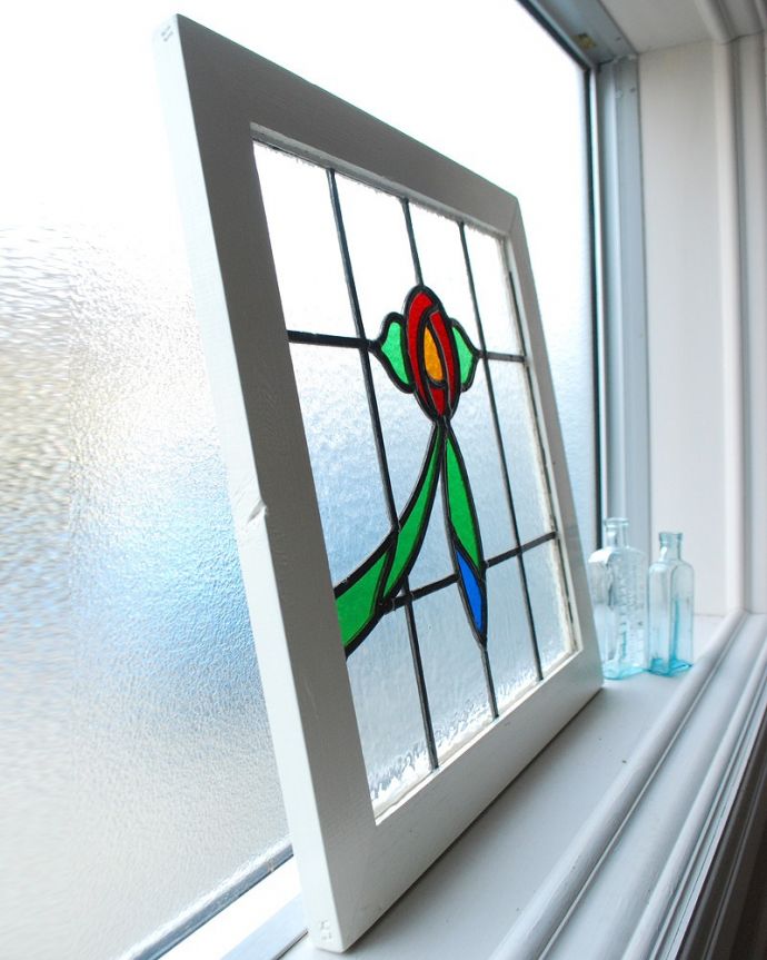 アンティーク ステンドグラス アンティーク雑貨 真っ赤な薔薇にブルーのガラスがアクセント、イギリスのアンティークステンドグラス。キレイに修復しましたステンドグラスの周りを囲うオリジナルの枠はキレイに修復しました。(g-1191)