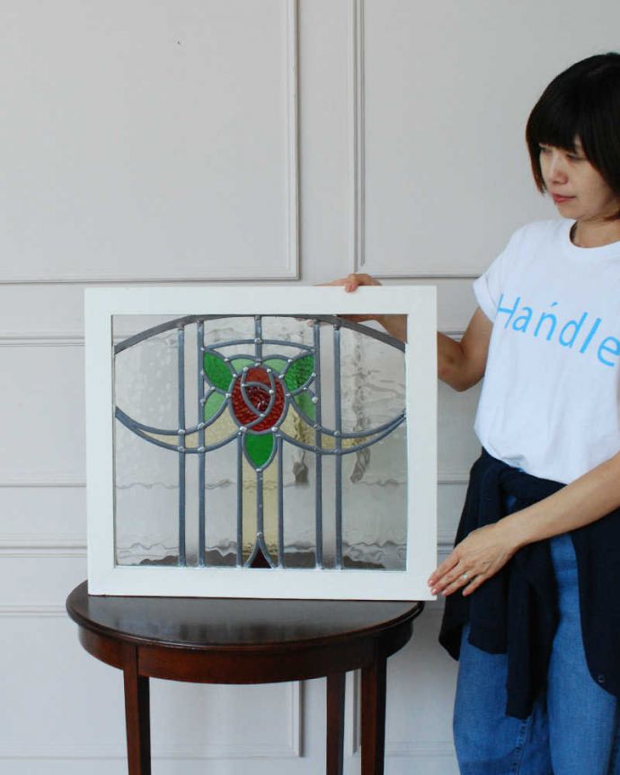 アンティーク ステンドグラス　アンティーク雑貨　イギリス輸入のアンティーク雑貨、美しい赤い薔薇のステンドグラス。アンティークでしか手に入らない美しいガラスやっぱりステンドグラスはアンティーク雑貨の定番。(g-1205)