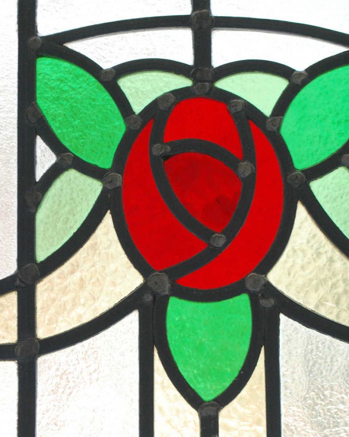 アンティーク ステンドグラス　アンティーク雑貨　イギリス輸入のアンティーク雑貨、美しい赤い薔薇のステンドグラス。太陽の光を通してキラキラ輝くガラスやっぱり魅力はアンティークらしい美しい模様。(g-1205)