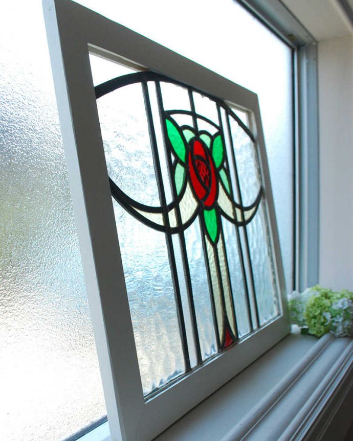 アンティーク ステンドグラス　アンティーク雑貨　イギリス輸入のアンティーク雑貨、美しい赤い薔薇のステンドグラス。キレイに修復しましたステンドグラスの周りを囲うオリジナルの枠はキレイに修復しました。(g-1205)