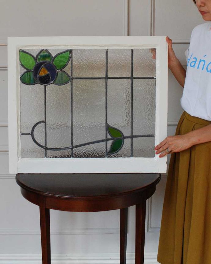 アンティーク ステンドグラス　アンティーク雑貨　美しい色のガラスに癒される、お花の模様のアンティークステンドグラス。アンティークでしか手に入らない美しいガラスやっぱりステンドグラスはアンティーク雑貨の定番。(g-1207)