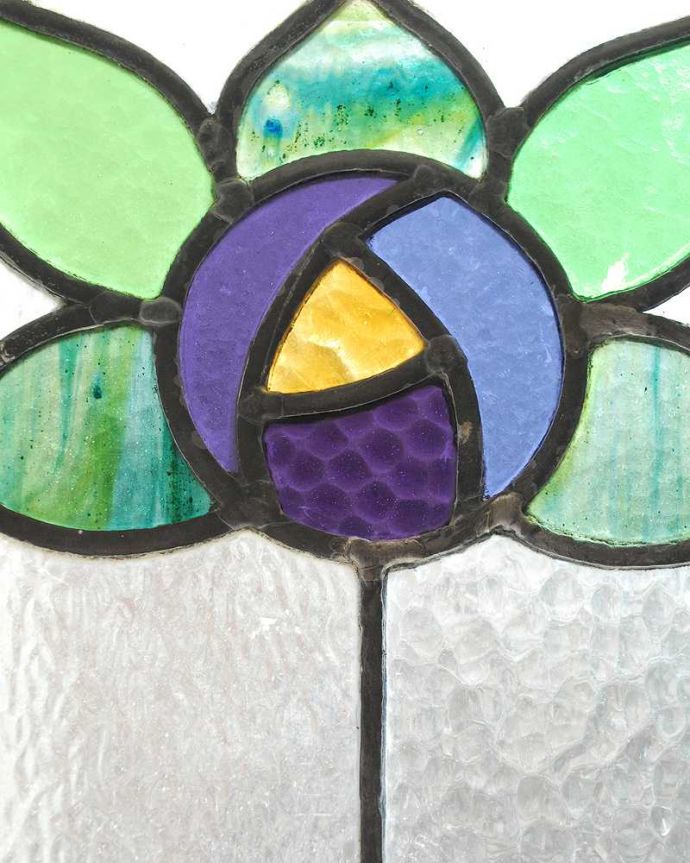アンティーク ステンドグラス　アンティーク雑貨　美しい色のガラスに癒される、お花の模様のアンティークステンドグラス。太陽の光を通してキラキラ輝くガラスやっぱり魅力はアンティークらしい美しい模様。(g-1207)