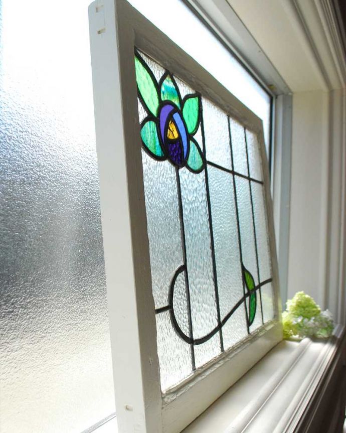 アンティーク ステンドグラス　アンティーク雑貨　美しい色のガラスに癒される、お花の模様のアンティークステンドグラス。キレイに修復しましたステンドグラスの周りを囲うオリジナルの枠はキレイに修復しました。(g-1207)