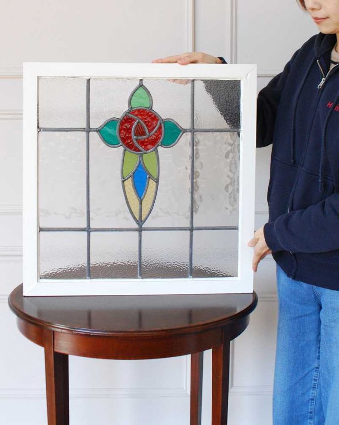 アンティーク ステンドグラス　アンティーク雑貨　ブルー色のガラスが爽やかなバラの花のアンティークステンドグラス。アンティークでしか手に入らない美しいガラスやっぱりステンドグラスはアンティーク雑貨の定番。(g-1210)