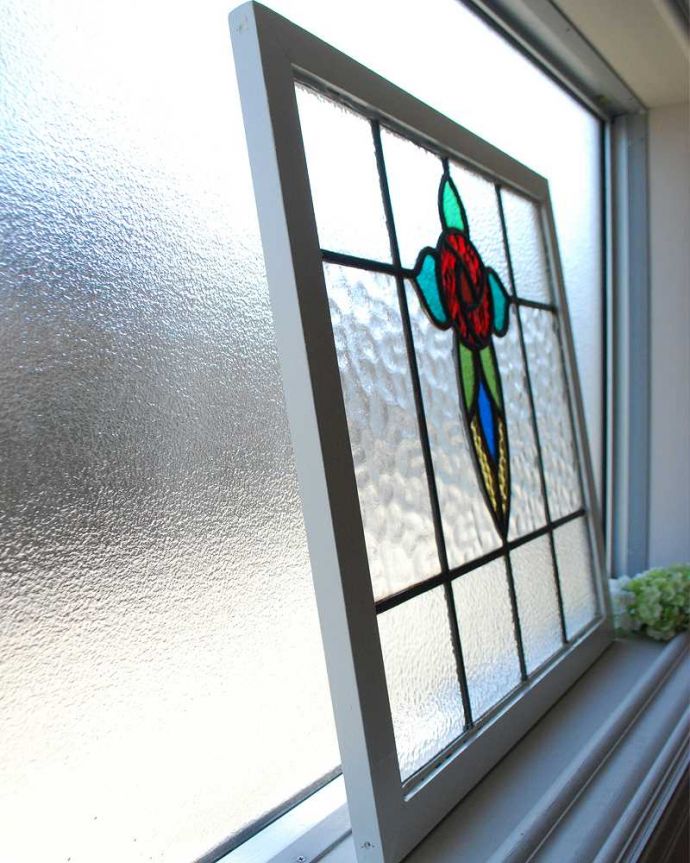 アンティーク ステンドグラス　アンティーク雑貨　ブルー色のガラスが爽やかなバラの花のアンティークステンドグラス。キレイに修復しましたステンドグラスの周りを囲うオリジナルの枠はキレイに修復しました。(g-1210)