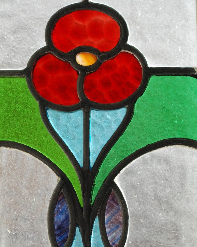 アンティーク ステンドグラス　アンティーク雑貨　真っ赤なお花が爽やかな印象のアンティークのステンドグラス。太陽の光を通してキラキラ輝くガラスやっぱり魅力はアンティークらしい美しい模様。(g-1215)