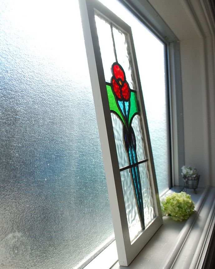 アンティーク ステンドグラス　アンティーク雑貨　真っ赤なお花が爽やかな印象のアンティークのステンドグラス。キレイに修復しましたステンドグラスの周りを囲うオリジナルの枠はキレイに修復しました。(g-1215)