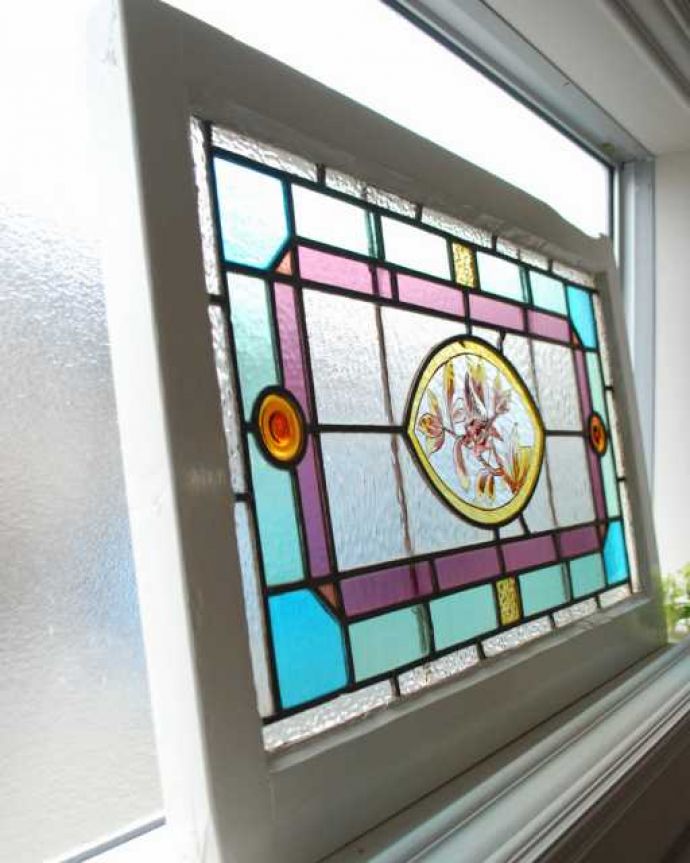 アンティーク ステンドグラス アンティーク雑貨 小鳥の絵付けが美しい、イギリスのアンティークステンドグラス。キレイに修復しましたステンドグラスの周りを囲うオリジナルの枠はキレイに修復しました。(g-1220)