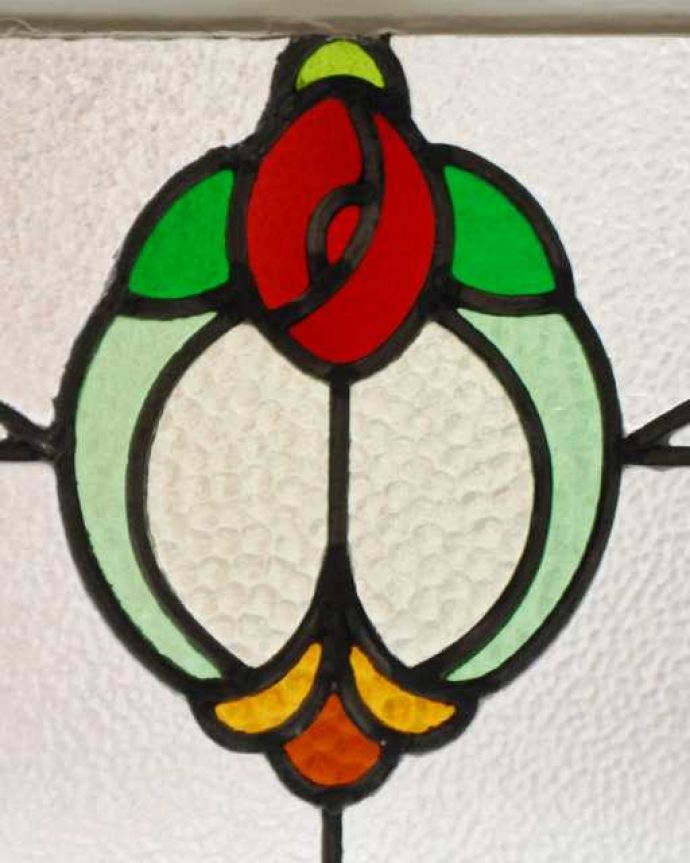 アンティーク ステンドグラス　アンティーク雑貨　リース×バラが素敵なイギリスのアンティークステンドグラス。太陽の光を通してキラキラ輝くガラスやっぱり魅力はアンティークらしい美しい模様。(g-1224)