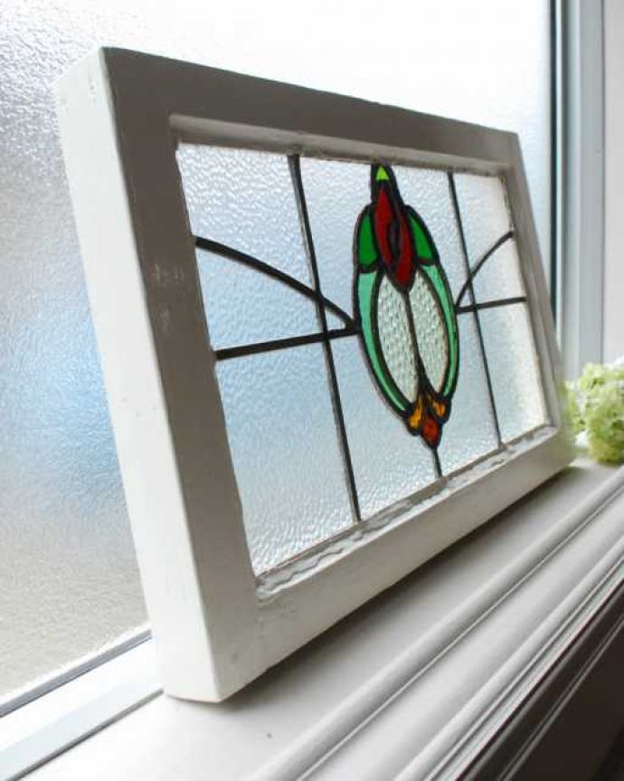 アンティーク ステンドグラス　アンティーク雑貨　リース×バラが素敵なイギリスのアンティークステンドグラス。キレイに修復しましたステンドグラスの周りを囲うオリジナルの枠はキレイに修復しました。(g-1224)