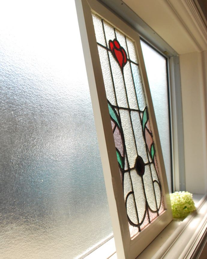 アンティーク ステンドグラス　アンティーク雑貨　イギリスで見つけたアールヌーヴォー柄のお花が素敵なアンティークのステンドグラス。キレイに修復しましたステンドグラスの周りを囲うオリジナルの枠はキレイに修復しました。(g-1229)