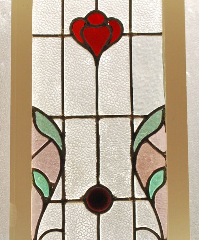 アンティーク ステンドグラス　アンティーク雑貨　イギリスで見つけたアールヌーヴォー柄のお花が素敵なアンティークのステンドグラス。太陽の光を通してキラキラ輝くガラスやっぱり魅力はアンティークらしい美しい模様。(g-1229)