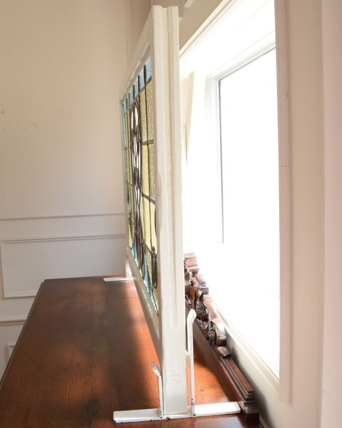 アンティーク ステンドグラス　アンティーク雑貨　イギリスで見つけたアールヌーヴォー柄のお花、アンティークのステンドグラス。キレイに修復しましたステンドグラスの周りを囲うオリジナルの枠はキレイに修復しました。(g-1234)