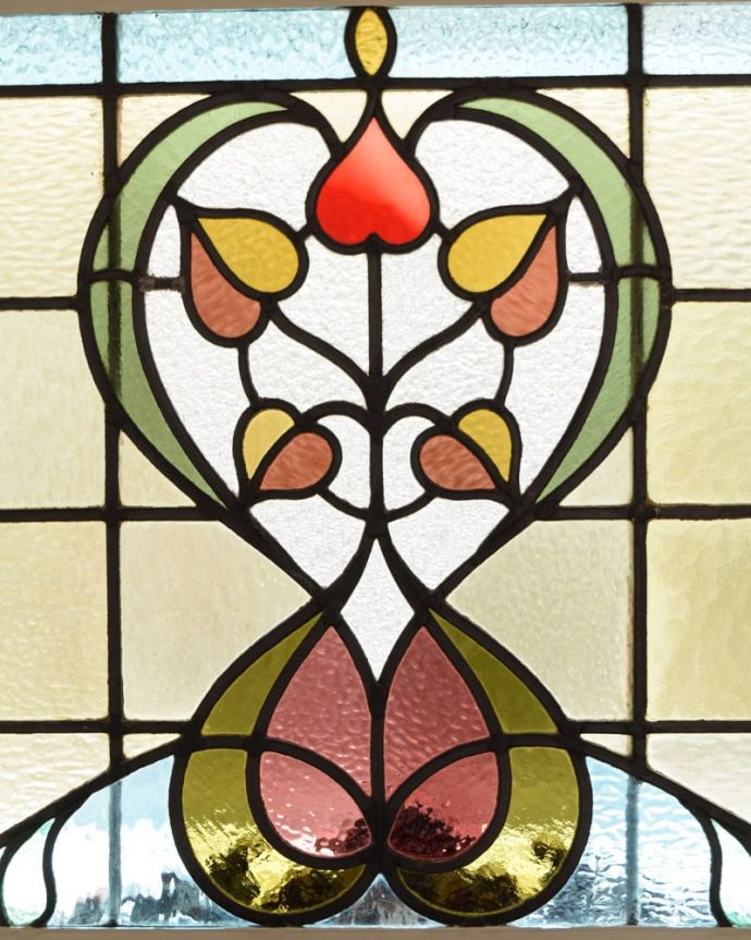 アンティーク ステンドグラス　アンティーク雑貨　イギリスで見つけたアールヌーヴォー柄のお花、アンティークのステンドグラス。太陽の光を通してキラキラ輝くガラスやっぱり魅力はアンティークらしい美しい模様。(g-1234)