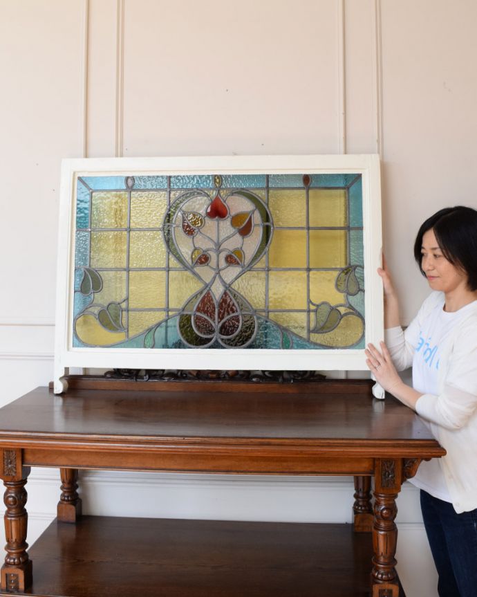 アンティーク ステンドグラス　アンティーク雑貨　イギリスで見つけたアールヌーヴォー柄のお花、アンティークのステンドグラス。アンティークでしか手に入らない美しいガラスやっぱりステンドグラスはアンティーク雑貨の定番。(g-1234)